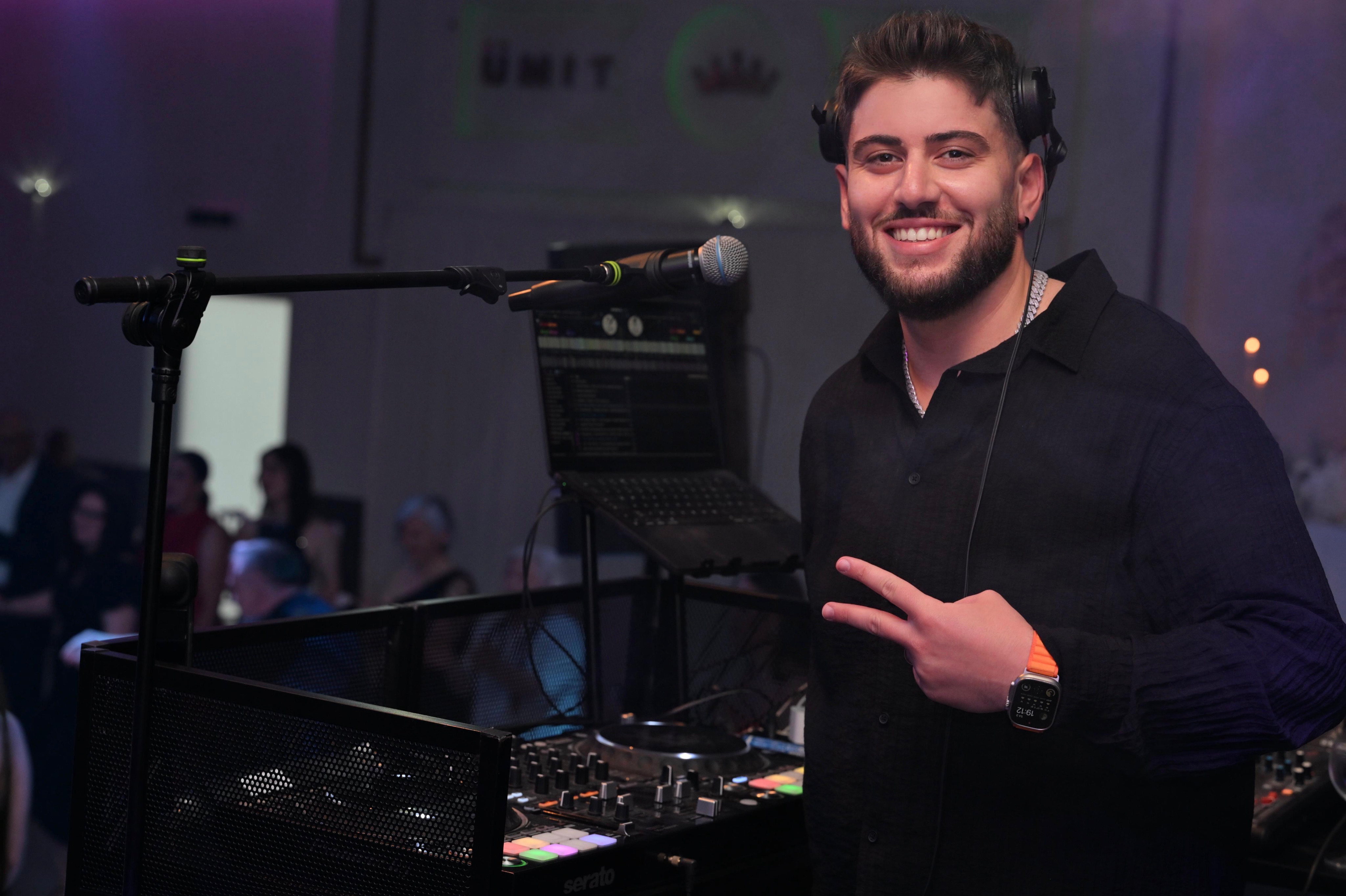 DJ Enis performing